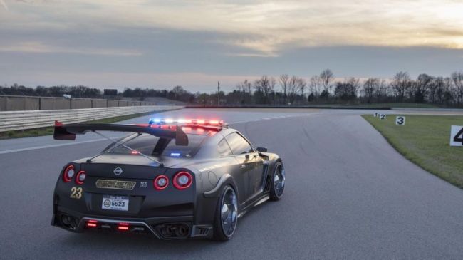 Nissan создал агресивный полицейский GT-R с кенгурятником
