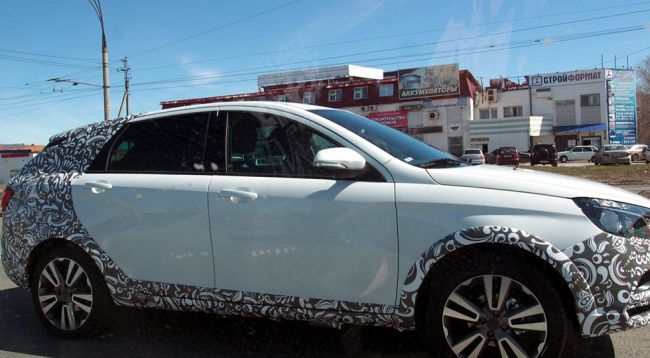 Новый российский универсал Lada Vesta тестируют на колесных дисках от концепта