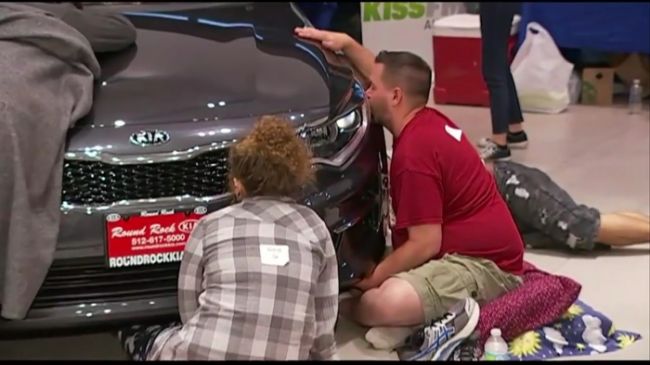 Жительница США выиграла новенький Kia Optima за 50-часовой поцелуй машины