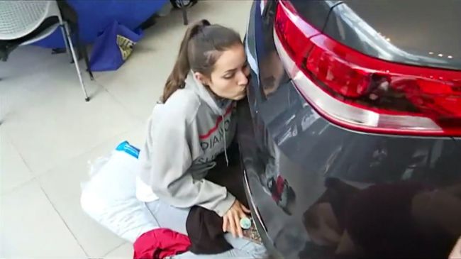 Жительница США выиграла новенький Kia Optima за 50-часовой поцелуй машины