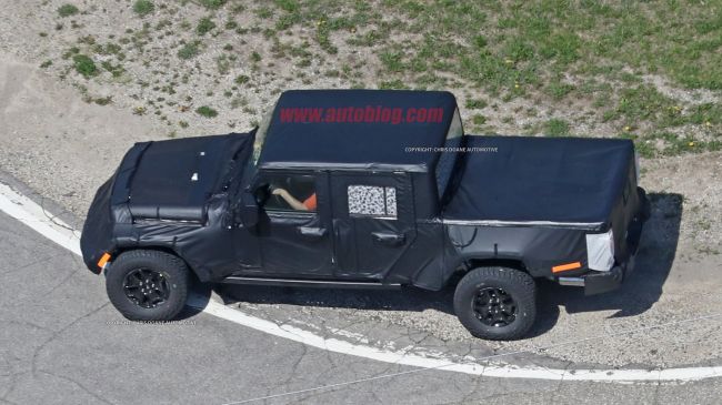 Пикап Jeep Wrangler новой генерации снова попал в объективы камер