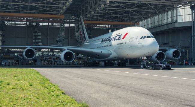 Стандартный Porsche Cayenne отбуксировал 285-тонный самолет Airbus A380