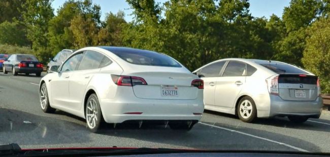 Tesla Model 3 впервые заметили в белом цвете