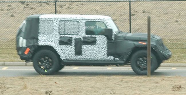 В Сеть слили шпионское фото салона нового Jeep Wrangler‍ 2018