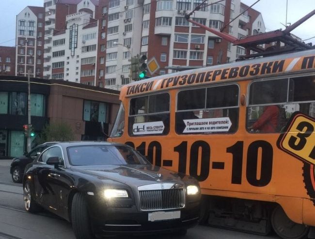 В Екатеринбурге трамвай столкнулся с элитным «Rolls-Royce»