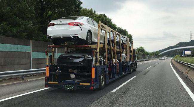 Партию новейших Toyota Camry засняли на автовозе