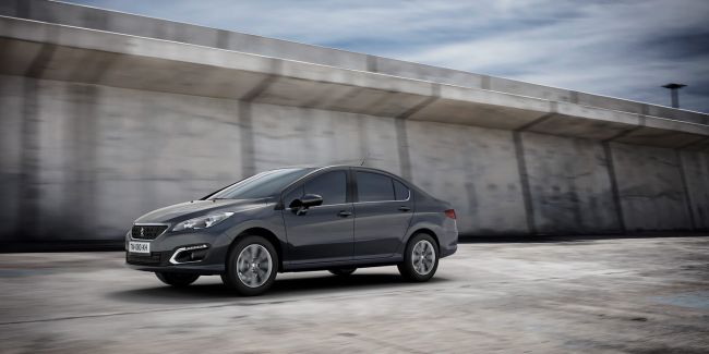 Компания Peugeot представила обновленный седан 408 для России