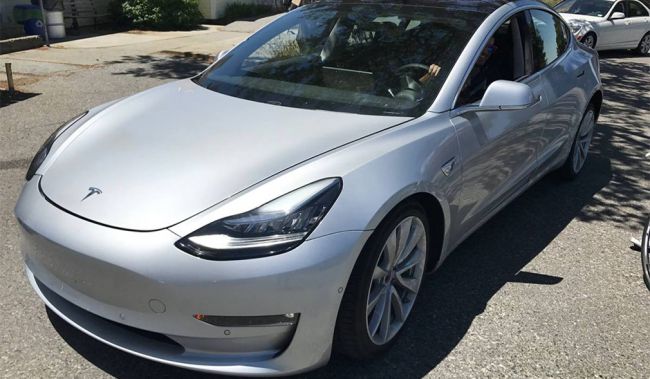 Интерьер серийного Tesla Model 3 назвали «аскетичным»