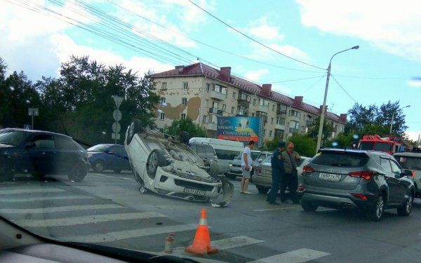 Тройное ДТП в Омске: легковушка перевернулась на крышу (ФОТО)