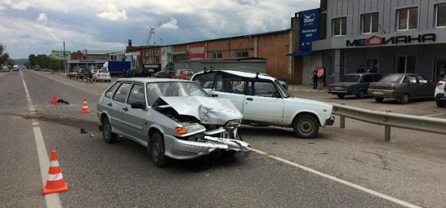 На Ставрополье в результате тройного ДТП машина врезалась в магазин‍