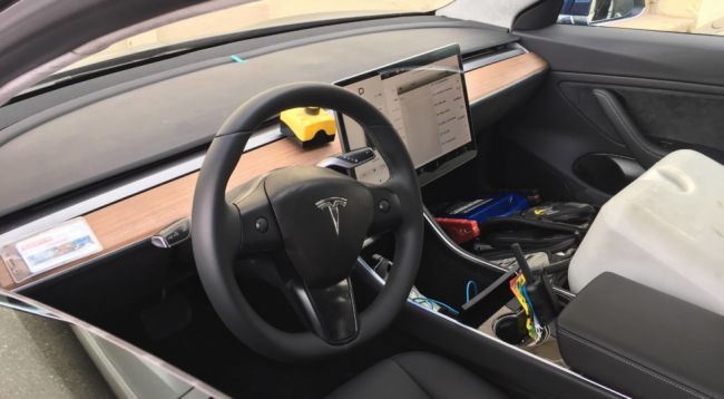 Опубликованы новые фото салона бюджетного Tesla Model 3