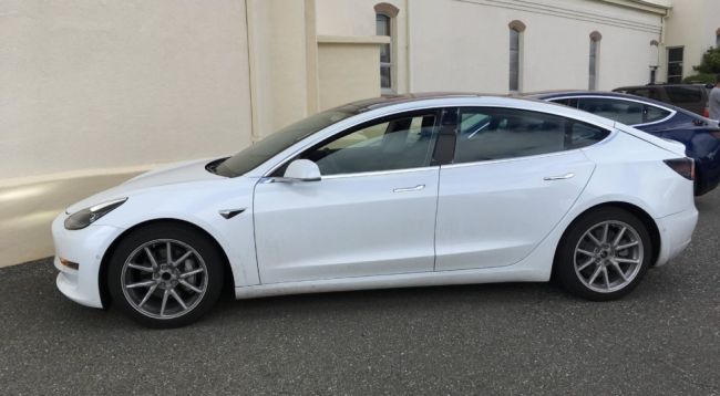 Опубликованы новые фото салона бюджетного Tesla Model 3