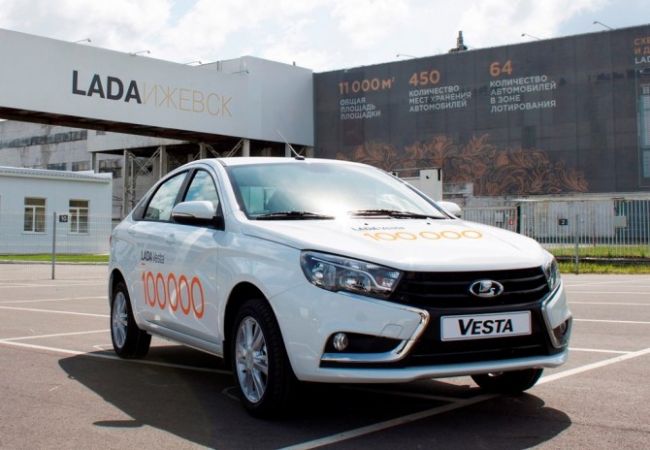 На заводе в Ижевске «АвтоВАЗ» выпустил 100-тысячную Lada Vesta