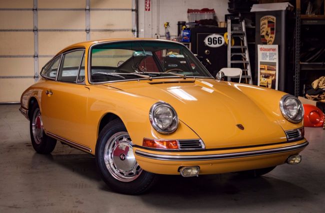 На аукцион в Калифорнии выставили эксклюзивный Porsche 911 Coupe 1966 года