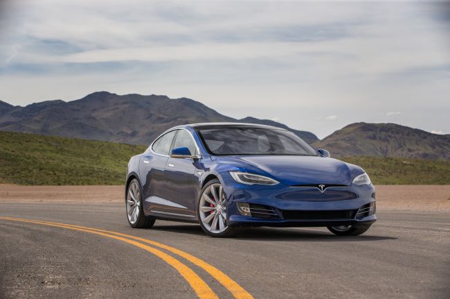 Tesla Model S установила мировой рекорд -  900 километров без подзарядки
