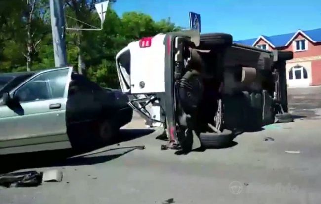 В Челябинске грузовик протаранил легковушку и микроавтобус‍