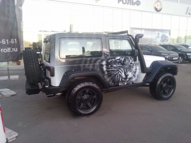 Житель Омска выставил на продажу чёрно-белый джип за 3,6 млн рублей