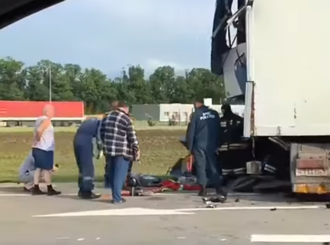 Три грузовика столкнулись на трассе в Кореновском районе