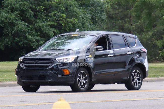 Гибридная версия внедорожника Ford Escape вырулила на тесты