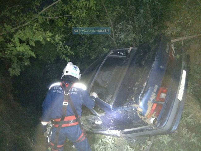 В Новосибирске автомобиль ВАЗ-2115 упал в овраг, водитель погиб‍