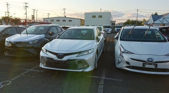 «Живые» снимки нового седана Toyota Camry появились в Сети