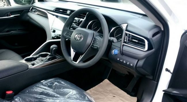 «Живые» снимки нового седана Toyota Camry появились в Сети