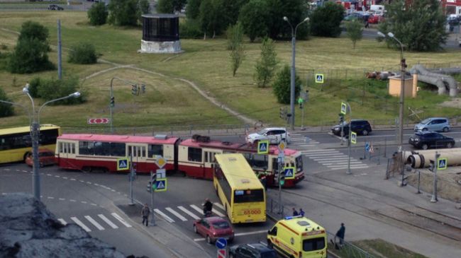 Петербург: на перекрестке автобус врезался в трамвай