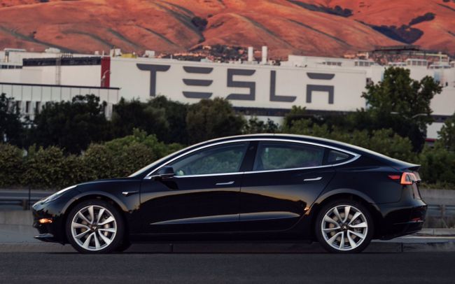 Илон Маск показал подаренный ему первый серийный электрокар Tesla Model 3