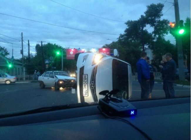 Пьяный водитель «Лады» в Воронеже устроил ДТП с перевернутой иномаркой