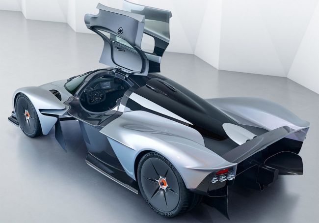 Aston Martin совместно с Red Bull презентовали предсерийный вариант своего гиперкара Valkyrie