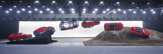 Видео: Новый кроссовер Jaguar E-PACE выполнил «бочку»