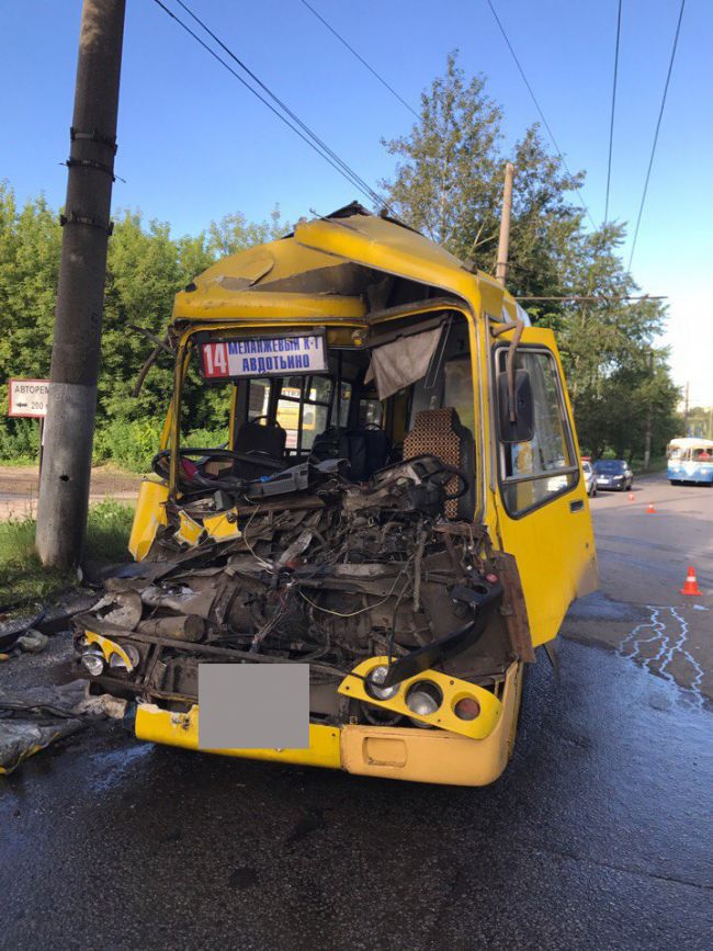 Иваново: пассажирский автобус врезался в припаркованную фуру. Есть пострадавшие 