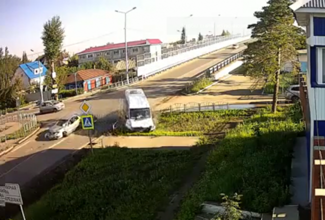Жуткое столкновение маршрутки и иномарки под Омском сняли камеры видеонаблюдения