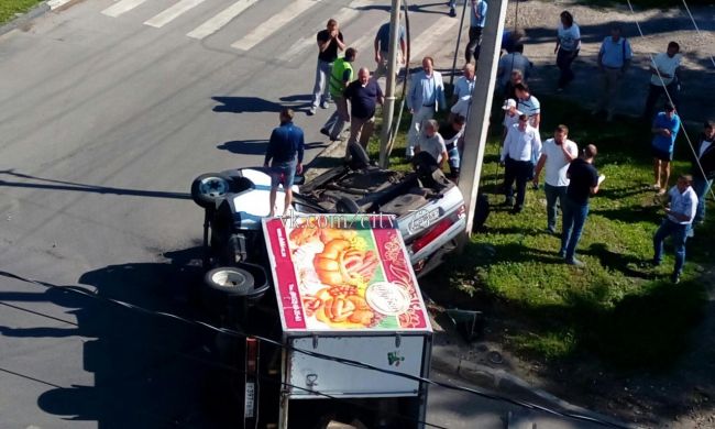 ДТП на Розы Люксембург Ульяновске: перевернулись «Газель» и легковушка