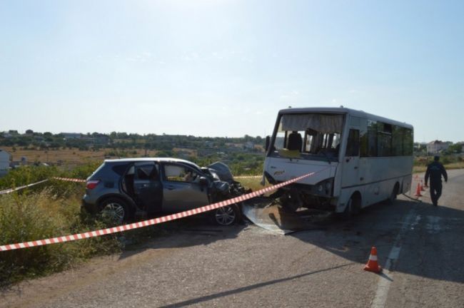 Страшное ДТП под Севастополем: столкнулись автобус и кроссовер