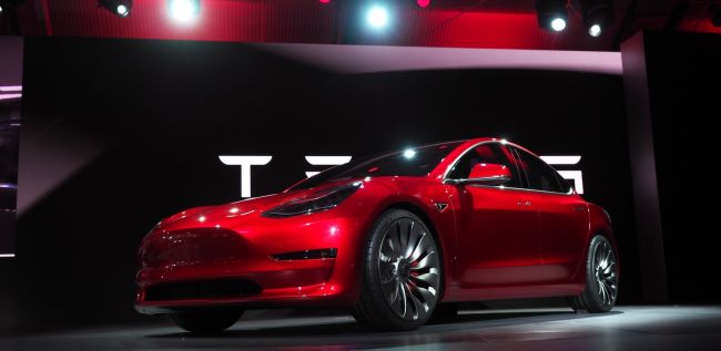 Илон Маск вручил первые ключи от Tesla Model 3