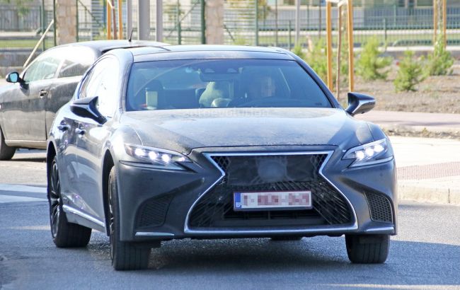 «Заряженный» Lexus LS F вывели на дорожные тесты