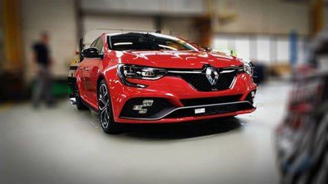 Фотошпионам удалось заглянуть под капот нового Renault Megane RS