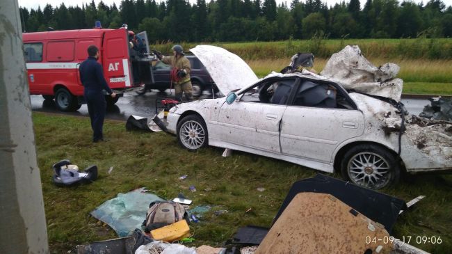 Пермь: водитель седана на скорости влетел в столб