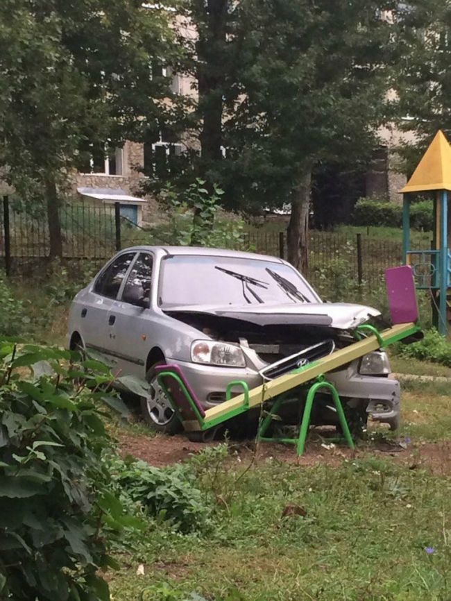 Уфа: женщина-водитель перепутала педали и протаранила детские качели 