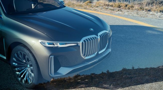 Компания BMW официально представила большой кроссовер X7 iPerformance
