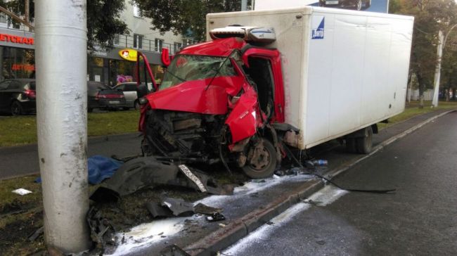 В Уфе грузовик «Iveco» на полном ходу врезался в столб: водитель погиб