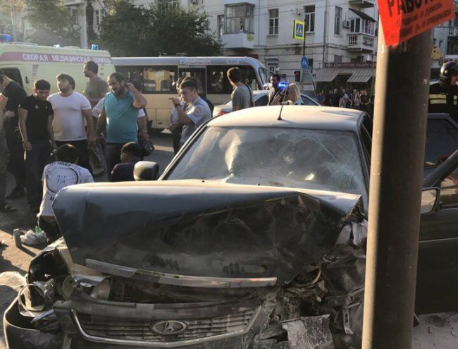 Пять человек пострадали в ДТП с двумя легковушками в Ростове