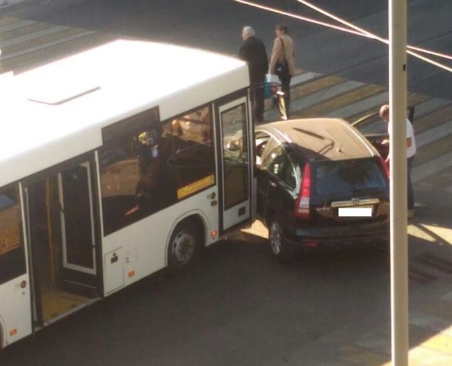 ДТП в Самаре: столкнулись автобус и автомобиль «Хонда»