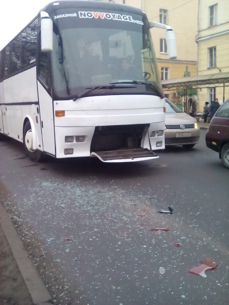 Автобус и легковушка SsangYong столкнулись на перекрестке в Великом Новгороде