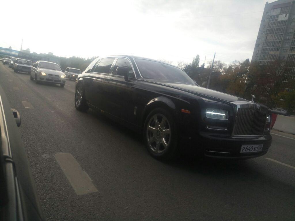 Rolls-Royce Phantom за 20 млн рублей заметили на дорогах Воронежа