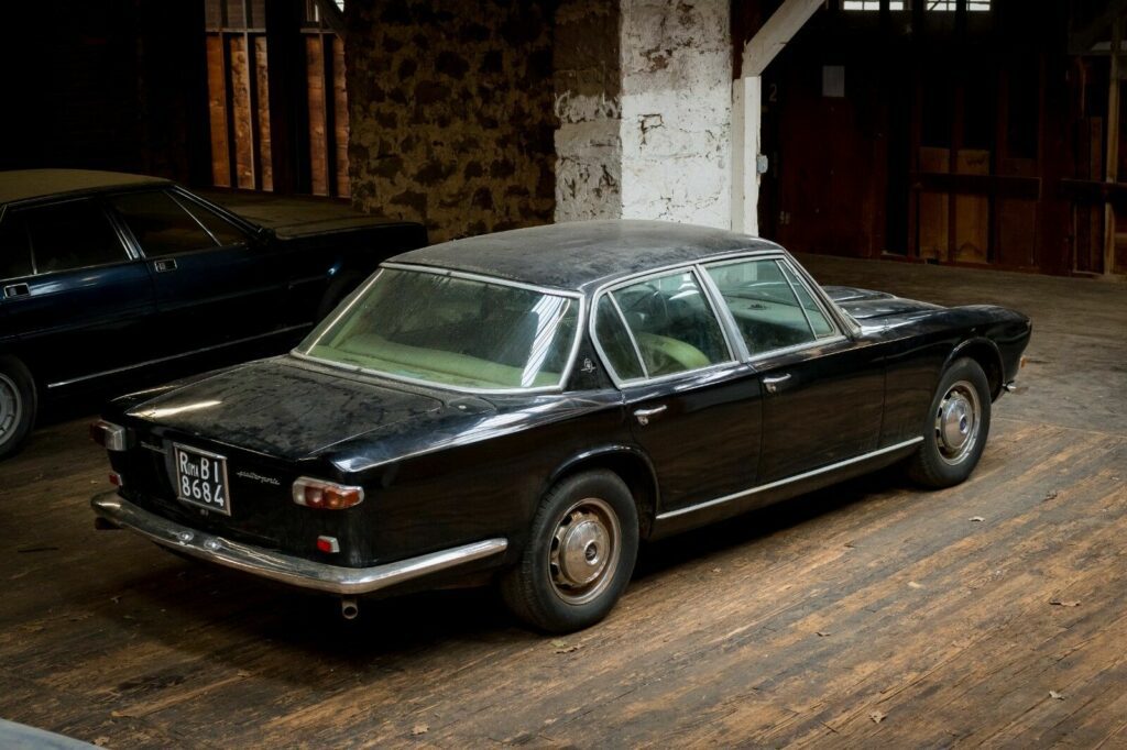 Простоявший сорок лет в гараже седан Maserati продают на eBay