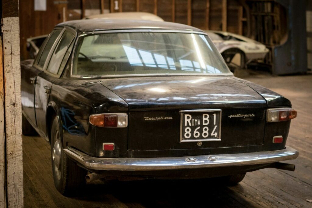 Простоявший сорок лет в гараже седан Maserati продают на eBay