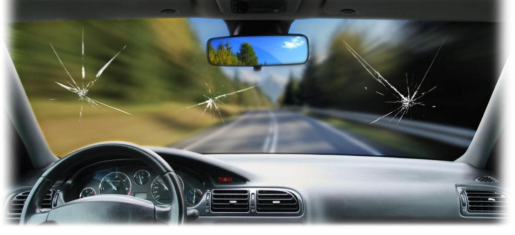 Назван топ-3 причин, из-за которых лопается лобовое стекло автомобиля