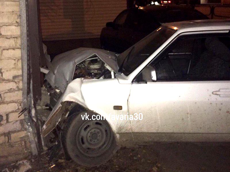 ДТП в Астрахани: «ВАЗ» на высокой скорости влетел в стену жилого дома